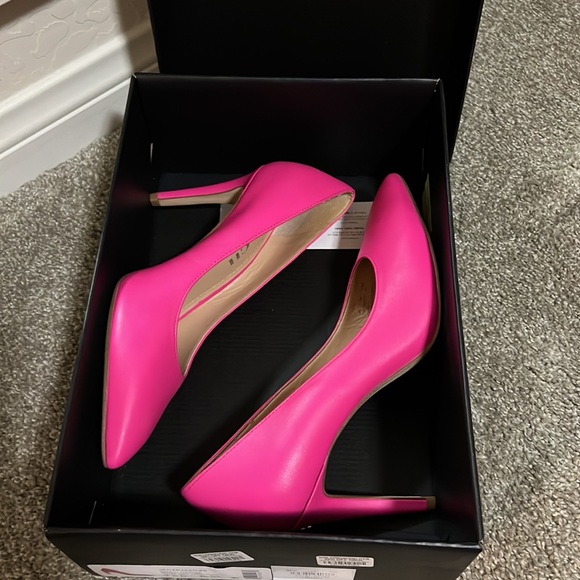 New Coach Skyler Bright Fuchsia Leather Heels - Picture 6 of 9